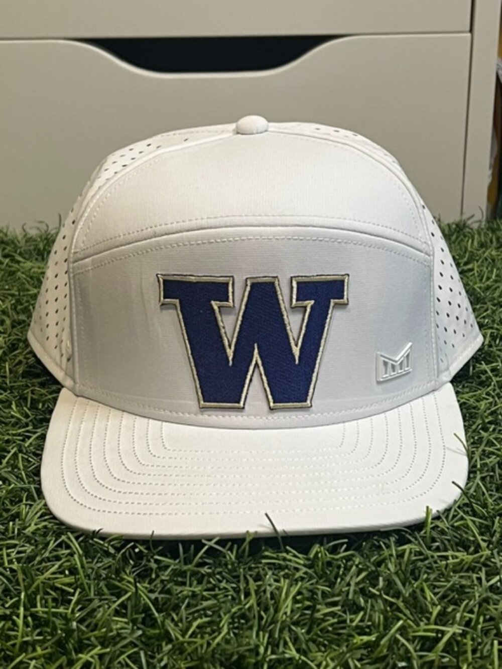 Washington Huskies White Melin Hydro Trenches Cap Hat Sz Classic CL OSFM EUC